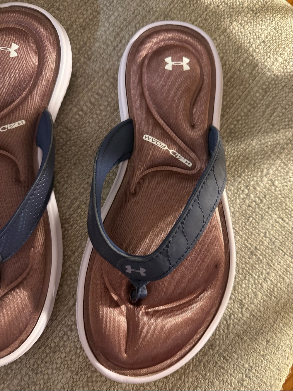 NWT Under Armour women’s Navy, mauve, white  Foam Comfort Flip Flops size 6